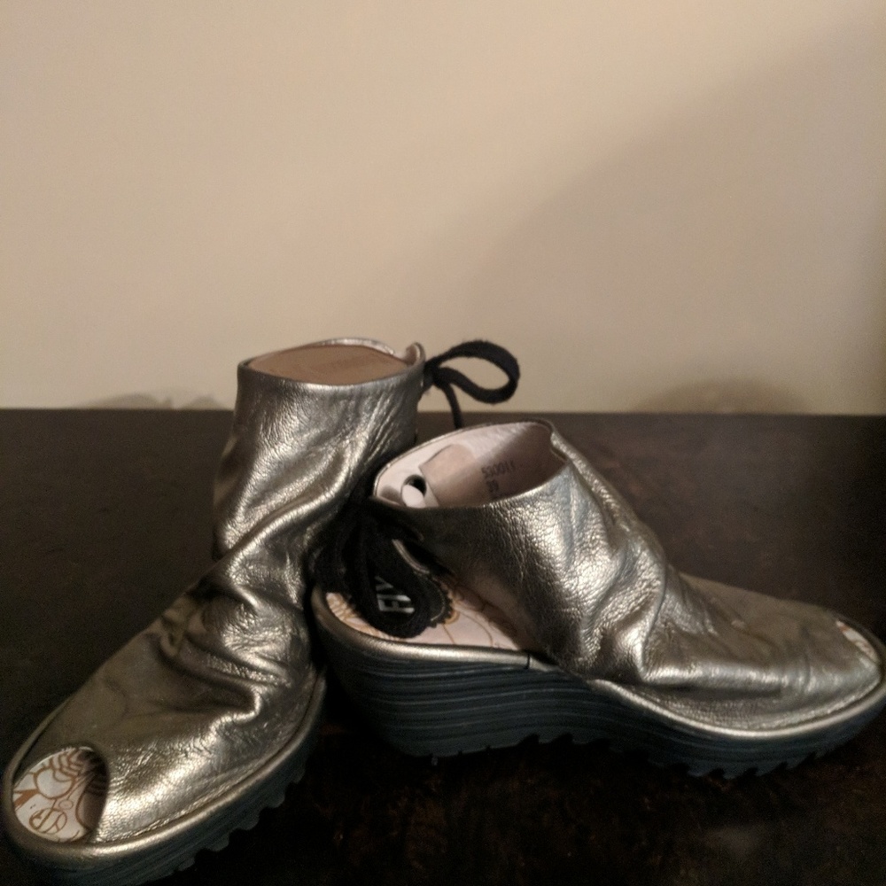 Woman Fly London sandals